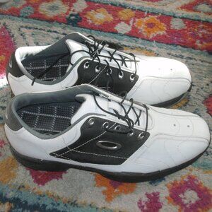NWT OAKLEY GOLF SHOES Leather Upper Rubber Cleat White & Black men size 11 NEW